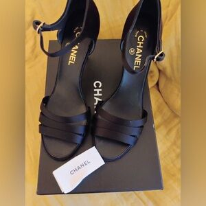 Chanel Heels With a Pearl on the back